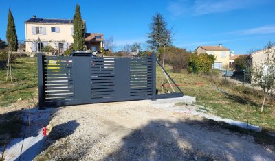 Installation d'un portail coulissant autoporté à Villeneuve-de-Berg