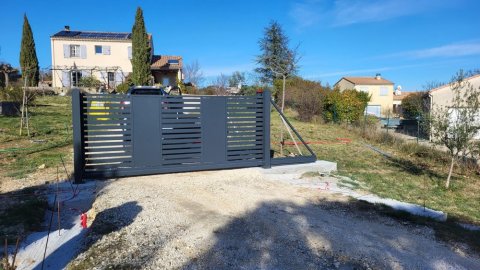 Installation d'un portail coulissant autoporté à Villeneuve-de-Berg